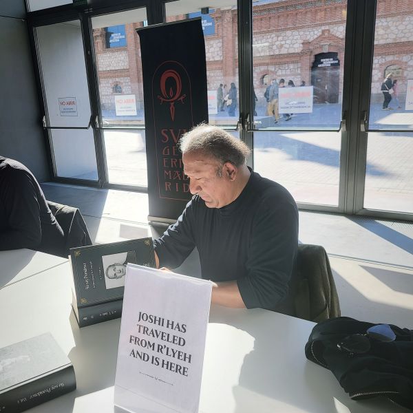S. T. signing books at Sui Generis Madrid